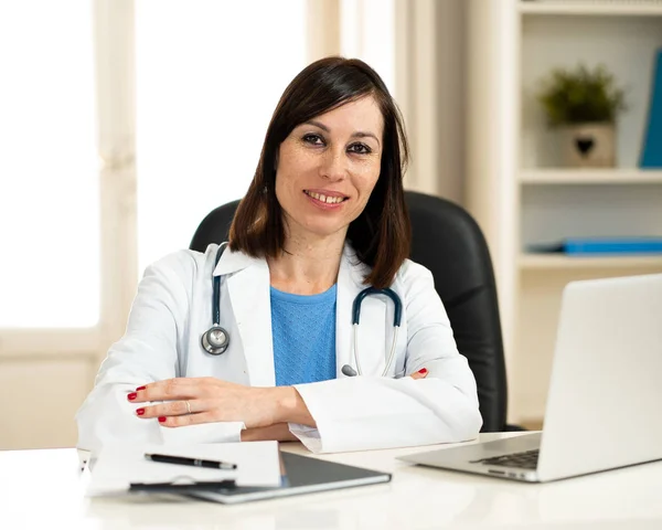 Retrato Mulher Atraente Feliz Médico Casaco Branco Trabalhando Com Computador — Fotografia de Stock