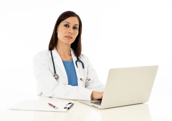 Retrato Médico Mulher Olhando Natural Que Trabalha Com Computador Portátil — Fotografia de Stock