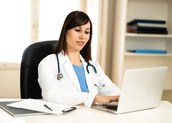 Retrato Sorrir Médico Feminino Trabalhando Laptop Sala Consultório Clínica Hospital — Fotografia de Stock