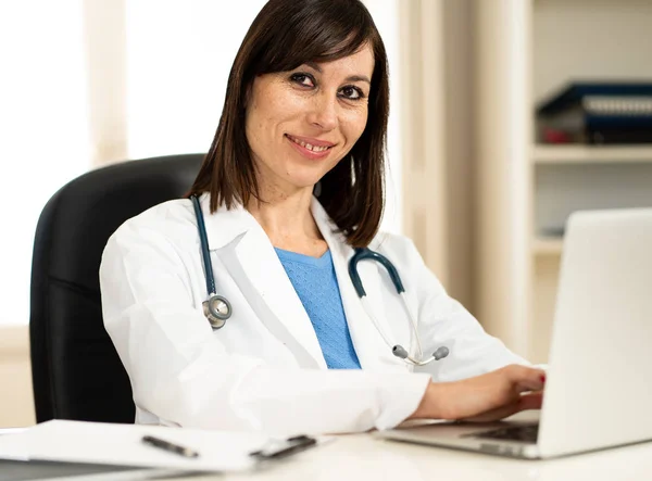 Retrato Mulher Atraente Feliz Médico Casaco Branco Trabalhando Com Computador — Fotografia de Stock