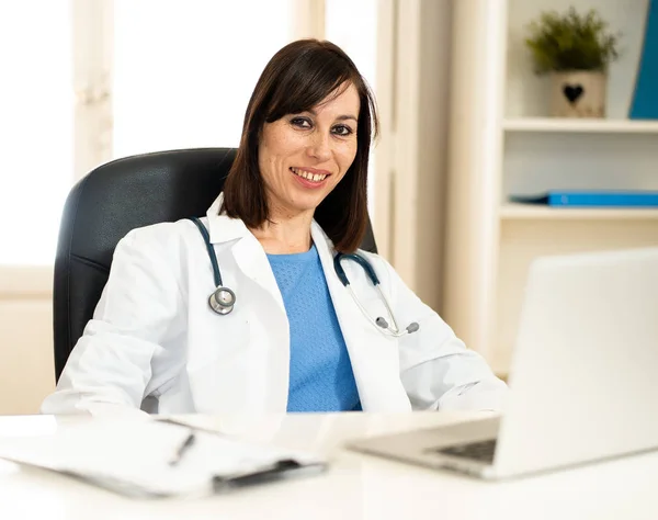 Retrato Mulher Atraente Feliz Médico Casaco Branco Trabalhando Com Computador — Fotografia de Stock