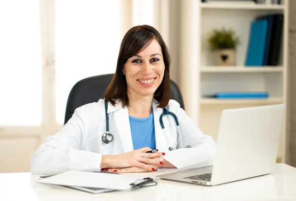 Retrato Mulher Atraente Feliz Médico Casaco Branco Trabalhando Com Computador — Fotografia de Stock