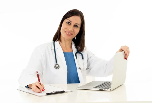 Médica Feliz Trabalhando Papelada Escrevendo Registros Pacientes Usando Computador Portátil — Fotografia de Stock