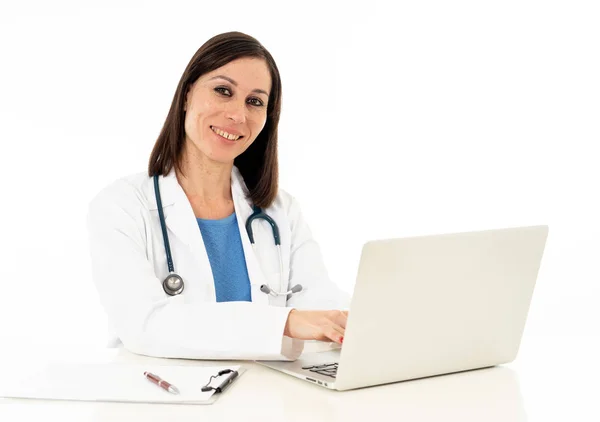 Retrato Médico Mulher Feliz Trabalhando Papelada Escrevendo Registros Pacientes Usando — Fotografia de Stock