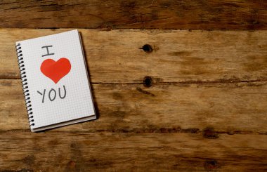 Kırmızı kalp sevgi simgesi dizüstü kopya alanı tebrik kartı, düğün dekorasyon, anneler ve babalar günü ve aşk kutlama için rustik vintage zemin üzerine yazılmış olan ileti metnini seni seviyorum.