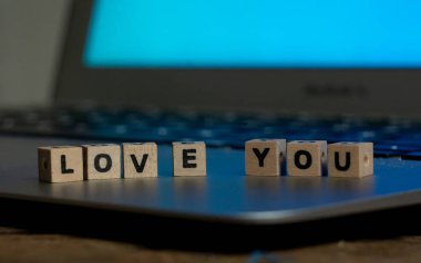 Kavramsal metnin resmini bilgisayarla iletişim Sevgililer günü internet bağlantısı teknoloji online tanışma ve iletişim konsepti içinde ruh romantik ekran açık renkli ahşap bloklar seni seviyorum.