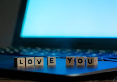 Kavramsal metnin resmini bilgisayarla iletişim Sevgililer günü internet bağlantısı teknoloji online tanışma ve iletişim konsepti içinde ruh romantik ekran açık renkli ahşap bloklar seni seviyorum.