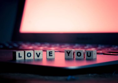 Kavramsal metnin resmini bilgisayarla iletişim Sevgililer günü internet bağlantısı teknoloji online tanışma ve iletişim konsepti içinde ruh romantik ekran açık renkli ahşap bloklar seni seviyorum.