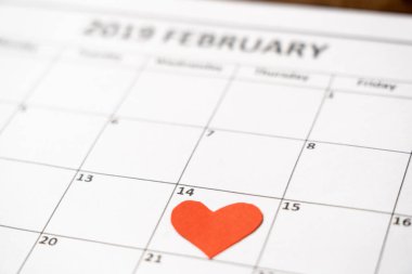 2019 odak takvim ve odak kırmızı kalp 14 Şubat aziz Sevgililer günü tarihi, aşk, rüyalar ve romantik yıldönümü kavramı kutlama için hazır getting romantik ışık bulanıklık..