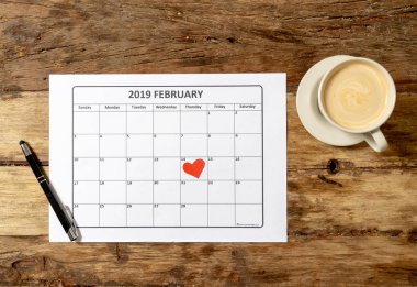 Kavramsal görüntü 2019 Şubat takvim ve mevcut hediye aziz Sevgililer günü tarihi, sevgi ve romantik yıldönümü kavramı için hazır getting rustik vintage masada kırmızı kurdele ile sarılmış.