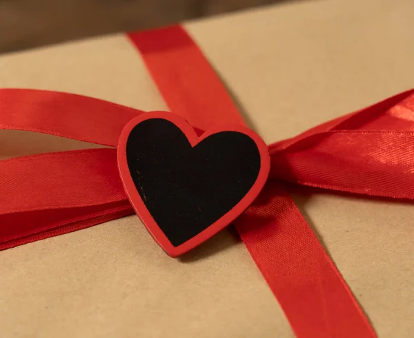 プレゼント ギフトやバレンタインの日の装飾 結婚式記念日のお祝い グリーティング カード 愛の概念のビンテージ スタイルの木製の背景上のテキストにコピー スペースを持つ心臓のクローズ アップ — ストック写真