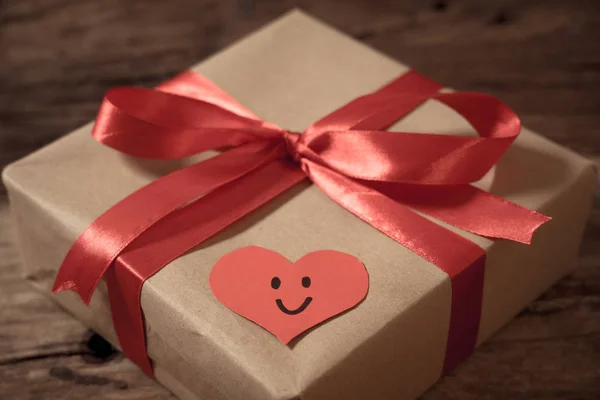 Caja Regalo San Valentín Con Corazón Rojo Chocolate Sobre Fondo — Foto de Stock