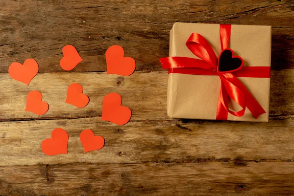 Hediye Kırmızı Kalpler Sunmak Ahşap Antika Arka Plan Stilini Sevgililer — Stok fotoğraf