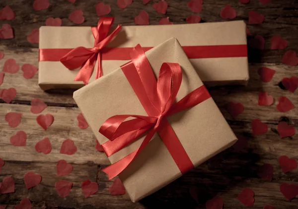 Hermosa Composición San Valentín Regalos Corazones Rojos Sobre Fondo Mesa —  Fotos de Stock