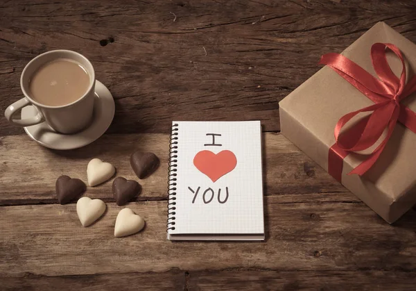 Vackra Valentines Sammansättning Hjärtformade Present Choklad Kaffe Och Noterade Pad — Stockfoto