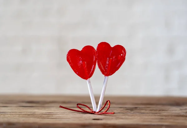 Δύο Χαριτωμένο Κόκκινη Καρδιά Σχήμα Γλειφιτζούρια Ρουστίκ Ξύλινο Τραπέζι Και — Φωτογραφία Αρχείου