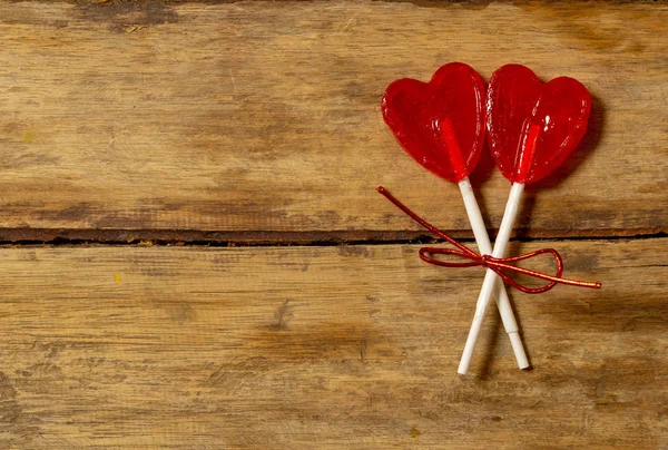 Két Aranyos Piros Szív Alakú Nyalókák Rusztikus Fából Készült Asztal — Stock Fotó