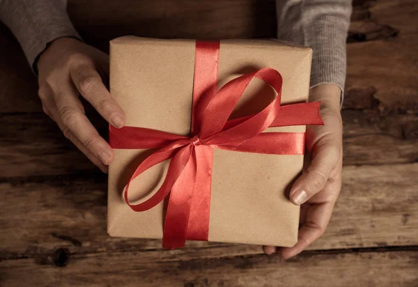 Yakın kadar şirin hediye kutusu mevcut kırmızı kurdele ile sarılmış ve geri dönüşümlü kağıt aşık, sürpriz, Doğum günü kutlaması, Saint Sevgililer günü ve anneler günü kavramı.