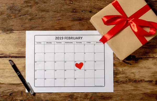 2019年2月日历的概念形象和礼物礼物包裹在质朴的复古餐桌上 为圣瓦伦丁日的约会 爱情和浪漫的周年概念做准备 — 图库照片