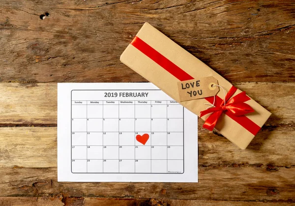 사랑에 준비에 빈티지 테이블에 메시지는 14에 심장의 2019 달력과 선물의 — 스톡 사진
