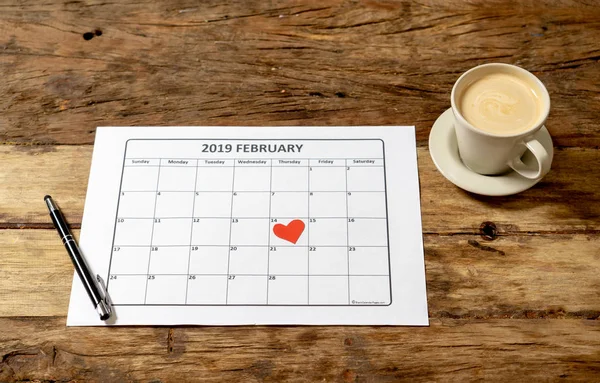 Üstten görünüm kavramsal görüntü 2019 Şubat takvim 14 kırmızı kalp ve kahve için hazırlık içinde rustik vintage tablo ile aziz Sevgililer günü tarihi, sevgi ve romantik kutlama kavramı.