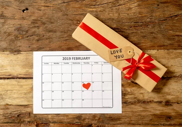 Draufsicht Auf Rotes Herz Februar 2019 Kalender Und Geschenk Verpackt — Stockfoto