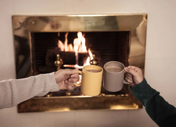 Primer Plano Pareja Romántica Sosteniendo Dos Taza Beber Bebida Caliente —  Fotos de Stock