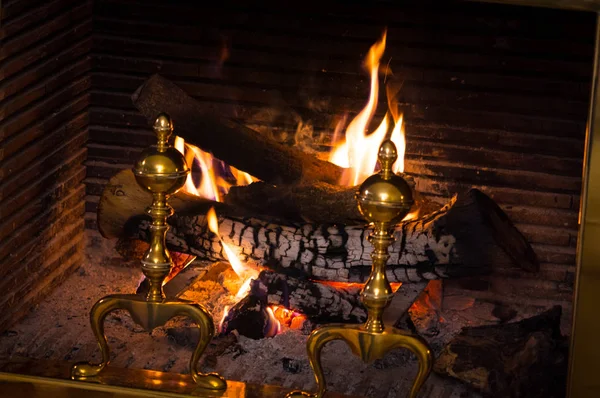 Image Rapprochée Vrai Feu Bois Dans Une Cheminée Confortable Cabane — Photo