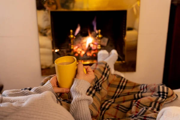 在寒冷的冬假中 在寒冷的寒假中 穿着羊毛袜子 用热巧克力饮料在家里放松身心 让她看到女人坐在毯子下的画面 — 图库照片