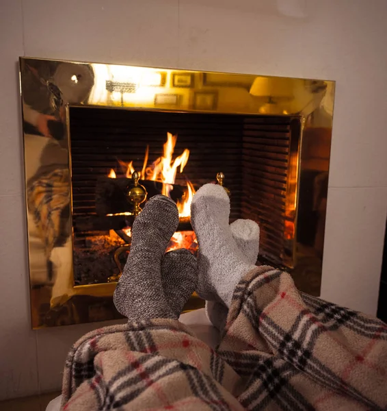 Nahaufnahme Bild Eines Paares Das Unter Der Decke Gemütlichen Kamin — Stockfoto