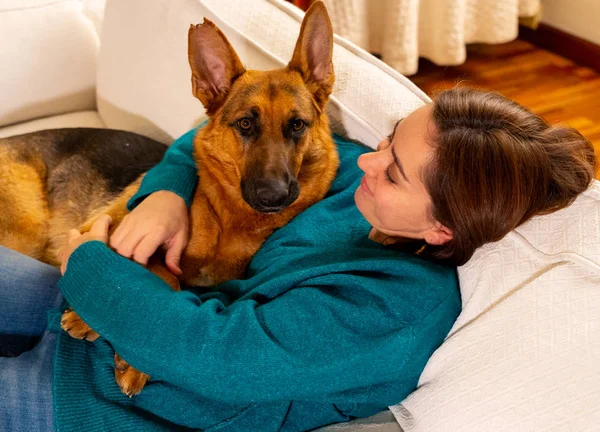 Hermoso Retrato Mujer Sonriente Abrazando Perro Pastor Alemán Juntos Frente — Foto de Stock