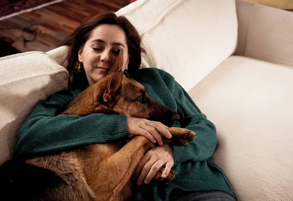 Hermoso Retrato Mujer Sonriente Abrazando Perro Pastor Alemán Juntos Frente —  Fotos de Stock