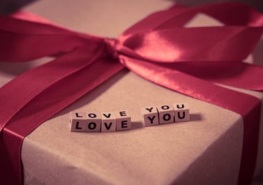 Aşk mevcut hediye Sevgililer dekorasyon, anne veya babalar günü, yıldönümü kutlama ve tebrik kartı aşk kavramı vintage tarzı ahşap küpleri mesaj sevgi ile yakın çekim.