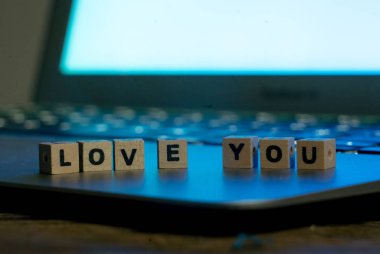 Kavramsal metnin resmini bilgisayarla iletişim Sevgililer günü internet bağlantısı teknoloji online tanışma ve iletişim konsepti içinde ruh romantik ekran açık renkli ahşap bloklar seni seviyorum.