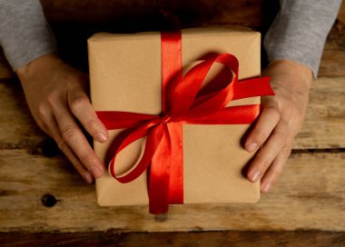 Yakın kadar şirin hediye kutusu mevcut kırmızı kurdele ile sarılmış ve geri dönüşümlü kağıt aşık, sürpriz, Doğum günü kutlaması, Saint Sevgililer günü ve anneler günü kavramı.