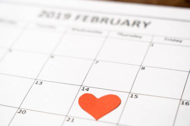 Saint valentine. 2019 odak takvim ve odak kırmızı kalp 14 Şubat Sevgililer günü tarihi, aşk kutlama, rüyalar ve romantik kavramı için hazır getting romantik ışık bulanıklık..