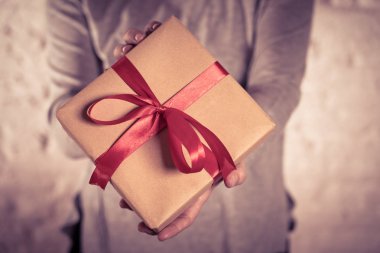 Yakın kadar şirin hediye kutusu mevcut kırmızı kurdele ile sarılmış ve geri dönüşümlü kağıt aşık, sürpriz, Doğum günü kutlaması, Saint Sevgililer günü ve anneler günü kavramı.