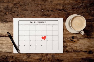 Üstten görünüm kavramsal görüntü 2019 Şubat takvim 14 kırmızı kalp ve kahve için hazırlık içinde rustik vintage tablo ile aziz Sevgililer günü tarihi, sevgi ve romantik kutlama kavramı.