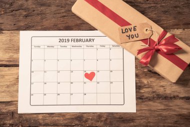 Kırmızı kalp üstten görünüm 14 Şubat 2019 takvim ve mevcut hediye th sarılmış vintage tablo için hazır mesaj sevgi ile Sevgililer günü tarih ve romantik kutlama kavramı aziz.