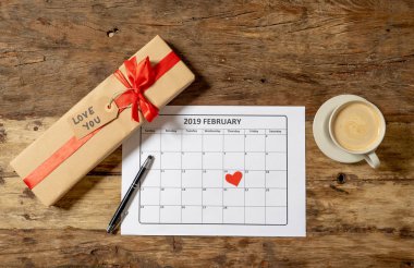 Kırmızı kalp üstten görünüm 14 Şubat 2019 takvim ve mevcut hediye th sarılmış vintage tablo için hazır mesaj sevgi ile Sevgililer günü tarih ve romantik kutlama kavramı aziz.