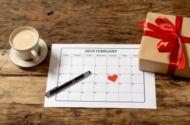 Kırmızı kalp üstten görünüm 14 Şubat 2019 takvim ve mevcut hediye th sarılmış vintage tablo için hazır mesaj sevgi ile Sevgililer günü tarih ve romantik kutlama kavramı aziz.