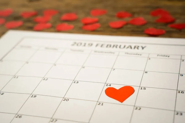Odaklı Kırmızı Kalp Saint Sevgililer Günü Üzerinde Odak Takvim Dışarı — Stok fotoğraf