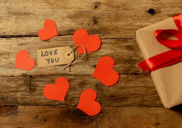 Przedstawić Prezent Czerwone Serca Miłości Wiadomości Drewnianej Tło Vintage Styl — Zdjęcie stockowe