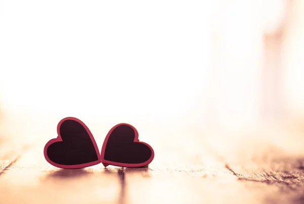Δύο Κόκκινες Καρδιές Εκλεκτής Ποιότητας Ρουστίκ Ξύλινο Τραπέζι Και Ρομαντικό — Φωτογραφία Αρχείου
