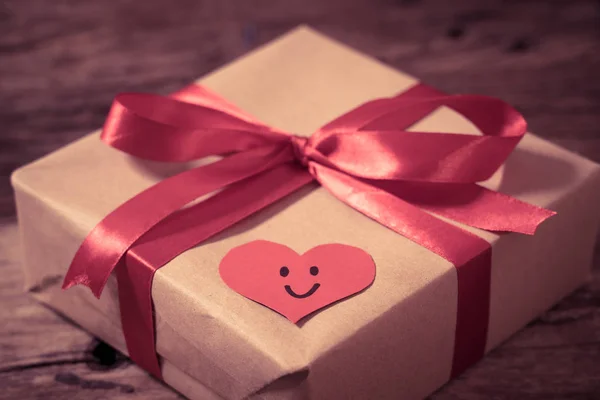 Caja Regalo San Valentín Con Corazón Rojo Chocolate Sobre Fondo — Foto de Stock