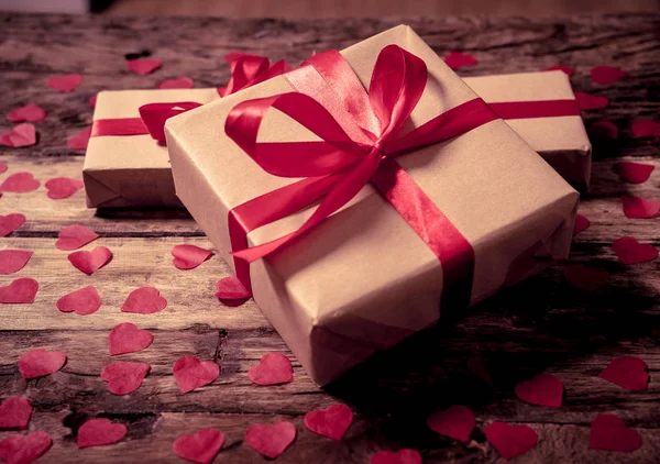 幸せなバレンタインの日カード結婚式装飾母親と父親の日と愛のお祝いの概念の贈り物とビンテージ スタイルの木製のテーブル背景に赤いハート美しいバレンタインの組成 — ストック写真