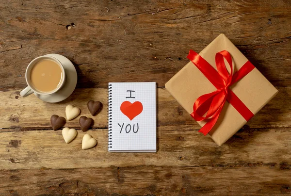 Όμορφη Σύνθεση Του Αγίου Βαλεντίνου Δώρο Σοκολάτα Σχήμα Καρδιάς Καφέ — Φωτογραφία Αρχείου