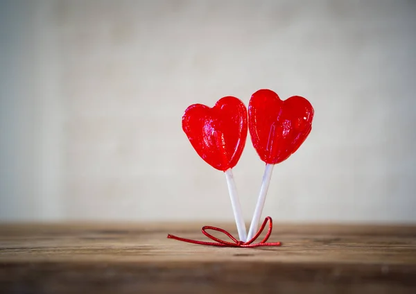Δύο Χαριτωμένο Κόκκινη Καρδιά Σχήμα Γλειφιτζούρια Ρουστίκ Ξύλινο Τραπέζι Και — Φωτογραφία Αρχείου