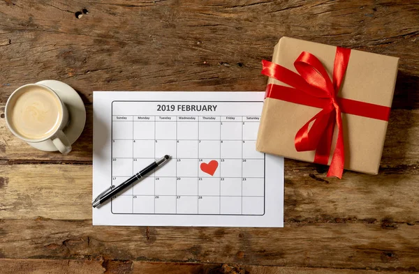 사랑에 준비에 빈티지 테이블에 메시지는 14에 심장의 2019 달력과 선물의 — 스톡 사진
