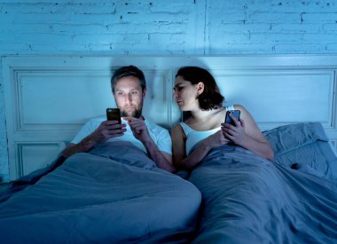 Yaşam tarzı telefon bağımlısı adam koca ve duygu sinirli sinirli eş kadın göz ardı ve üzgün Internet, sosyal medya oyunları ve teknoloji bağımlılığı ve ilişki iletişim sorunları.